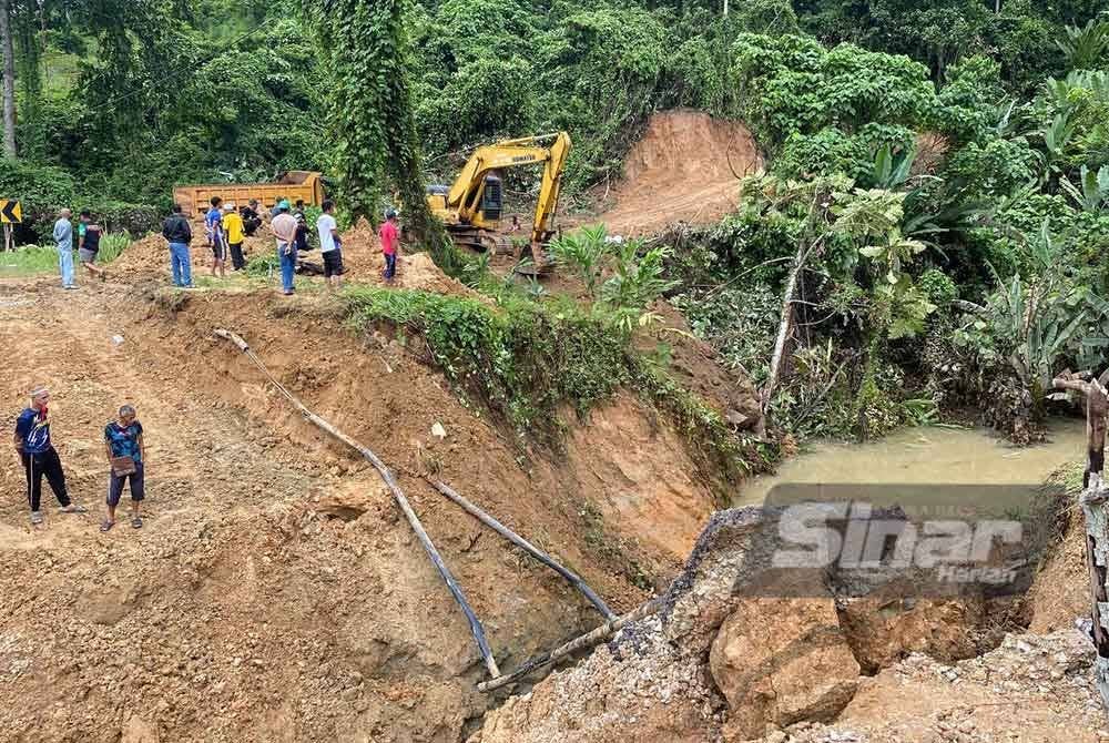 Jalan alternatif untuk penduduk setempat dijangka siap dalam masa seminggu lagi.FOTO SINAR HARIAN-HAZELEN LIANA KAMARUDIN