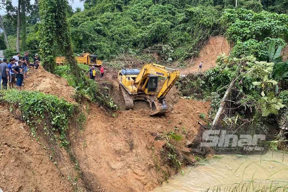 Sebagai langkah awal, laluan alternatif untuk kegunaan penduduk setempat akan dibuka bagi memudahkan urusan jika berlaku kecemasan.FOTO SINAR HARIAN-HAZELEN LIANA KAMARUDIN