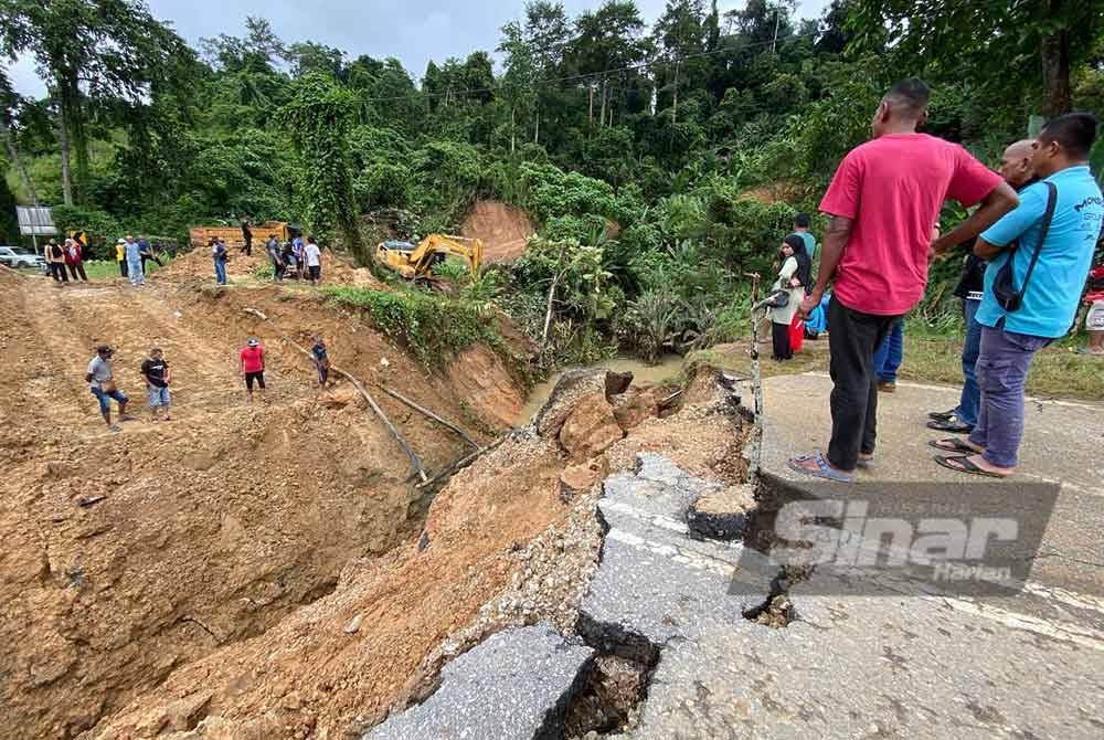 Orang ramai menghampiri kawasan runtuhan untuk melihat kerja-kerja membaik pulih. FOTO SINAR HARIAN-HAZELEN LIANA KAMARUDIN
