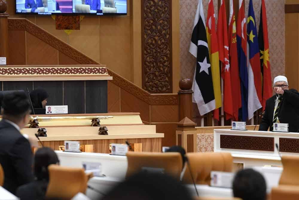 DUN Perak kecoh melibatkan Razman (kiri) dan Kah Leong (kanan) mengenai isu bendera negara China di sini pada Rabu.