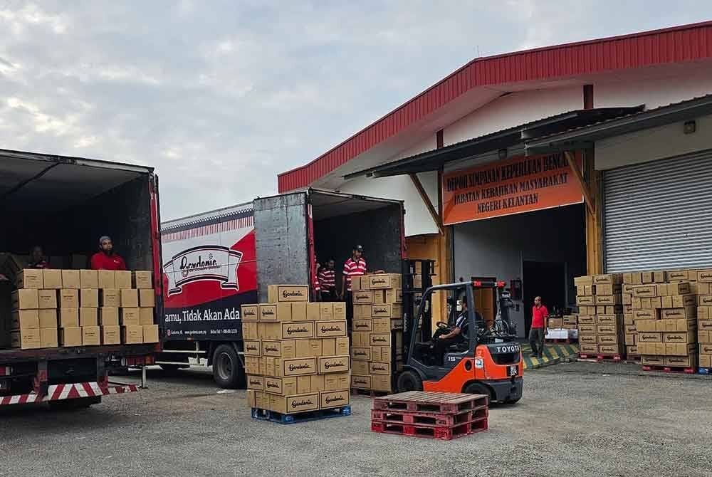 Gardenia KL menyerahkan bantuan sumbangan kepada JKM untuk diagihkan kepada mangsa banjir