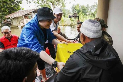 Tengku Mahkota Kelantan menyampaikan sumbangan bakul makanan kepada ketua isi rumah bagi meringankan beban rakyat yang terkesan dengan bencana banjir.
