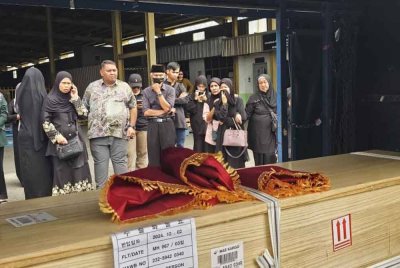 Ahli keluarga dan kenalan rapat menyambut ketibaan jenazah Hanalin yang tiba di MASkargo Kota Kinabalu untuk dibawa ke Kinarut, Papar.