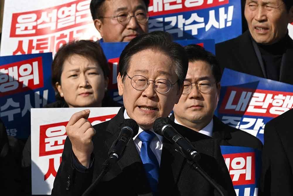 Pemimpin pembangkang utama Parti Demokrat Lee Jae-myung (tengah) berucap semasa perhimpunan menentang Suk Yeol di Perhimpunan Kebangsaan di Seoul.