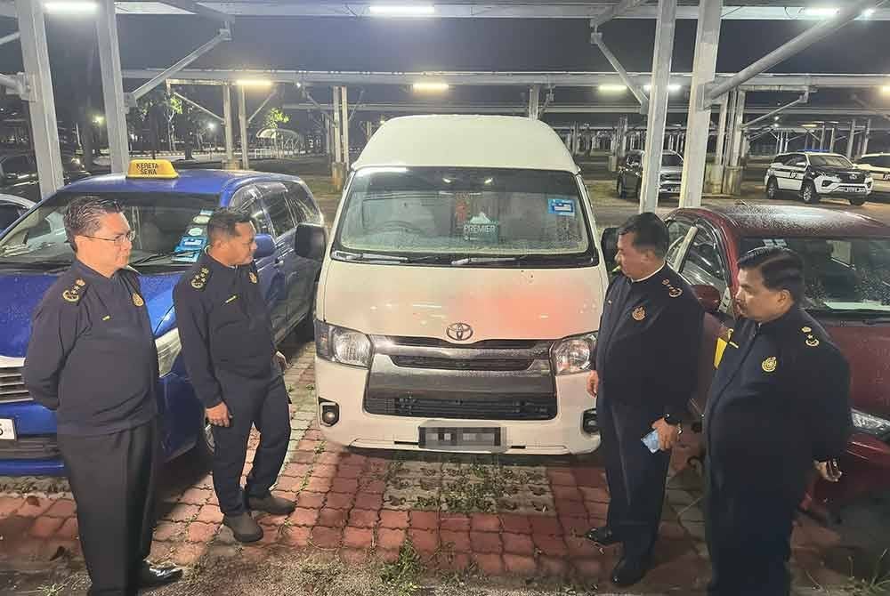 Jazmanie (dua dari kiri) melihat antara kenderaan yang disita dipercayai terlibat dengan kegiatan kereta sewa haram atau 'ulat' di KLIA.