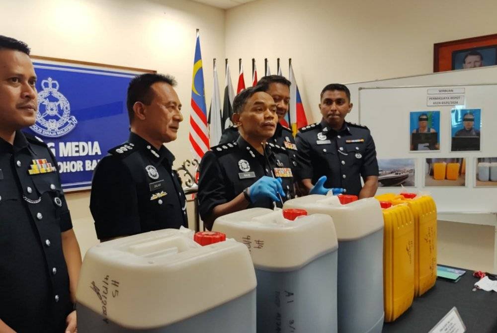 Raub (tengah) pada sidang media berkenaan.