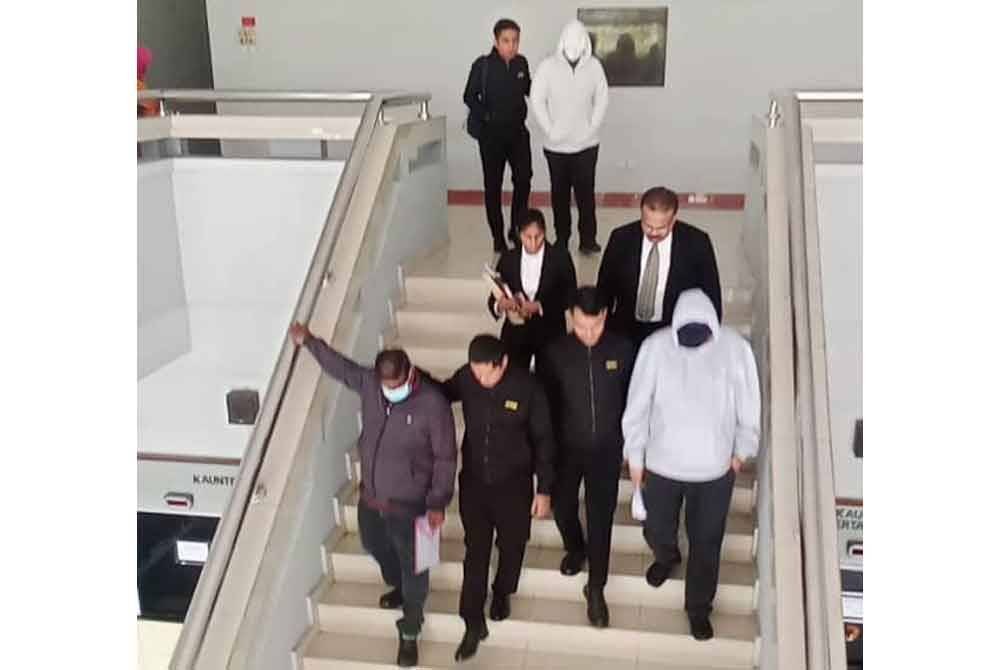 Pegawai SPRM ketika mengiringi kesemua tertuduh ketika hadir di Mahkamah Sesyen atas pertuduhan menerima rasuah.