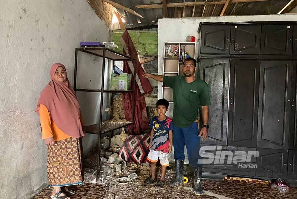 Rumah mereka sudah tidak lagi selamat diduduki kerana runtuhan tanah tersebut.FOTO: SINAR HARIAN-HAZELEN LIANA KAMARUDIN