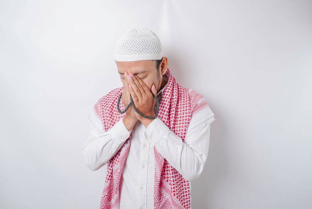 DIHARUSKAN untuk berdoa secara terperinci selagi mana ia tidak melampaui batas atau mengandungi perkara melampau dan tidak sesuai. -Foto: CANVA