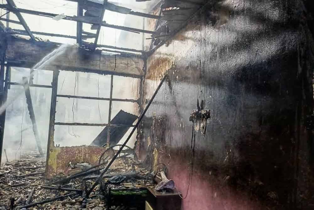 Premis kedai makan dua tingkat yang musnah 100 peratus akibat kebakaran pada Khamis. Foto ihsan JBPM