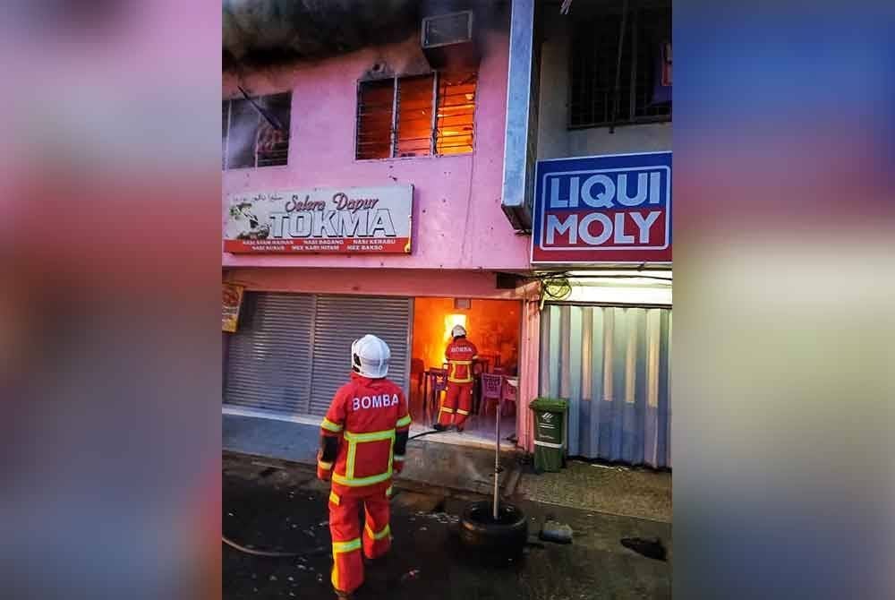 Sebuah premis kedai makan dua tingkat musnah dalam kebakaran tersebut. Foto ihsan JBPM