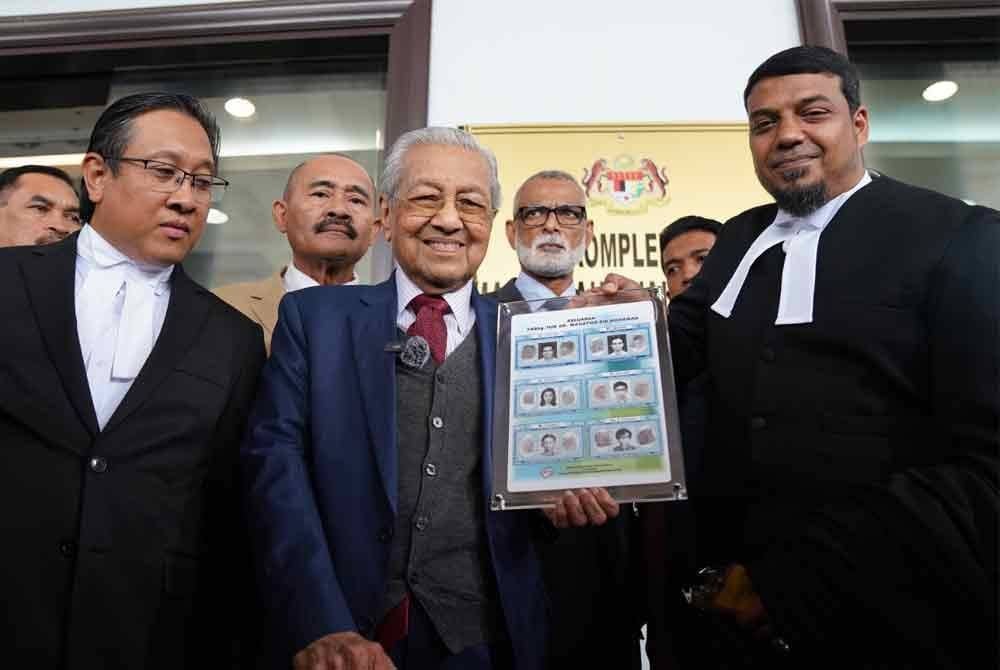Dr Mahathir hadir di Mahkamah Tinggi Kuala Lumpur pada Khamis bagi prosiding kes samannya terhadap Ahmad Zahid berhubung isu 'Kutty'.