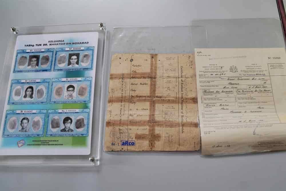 Salinan kad pengenalan lama, sijil kelahiran yang dikemukakan Dr Mahathir dalam prosiding kes samannya terhadap Ahmad Zahid berhubung isu 'Kutty'.