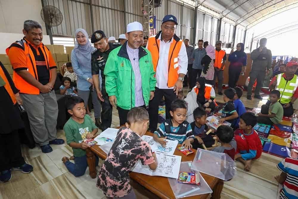 Mohd Nassuruddin (dua dari kanan) melihat kanak-kanak di PPS menjalankan aktiviti mewarna.