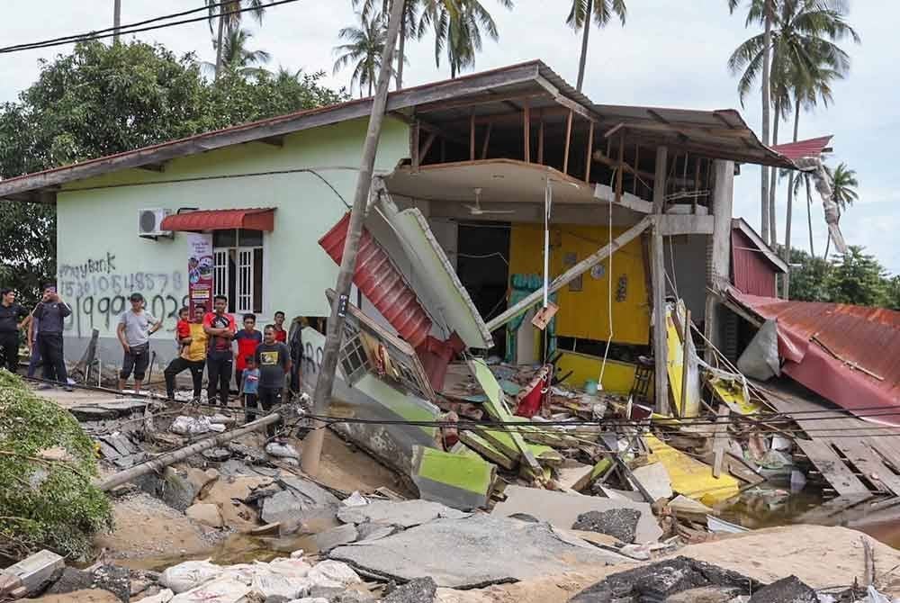 Keadaan kemusnahan di Kampung Jubakar, Tumpat.