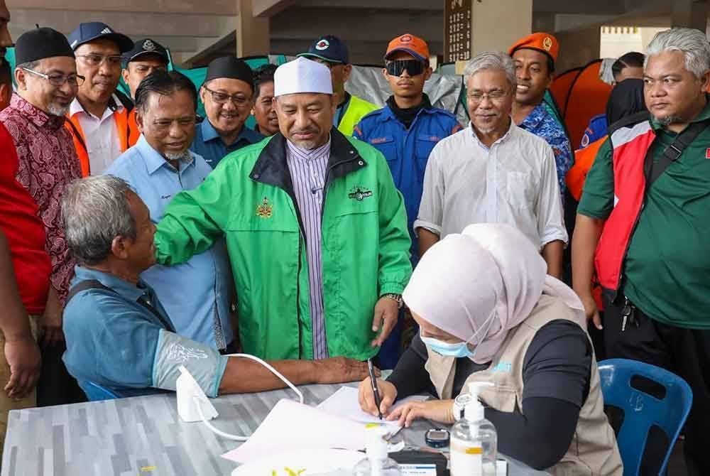 Mangsa banjir di PPS di Rantau Panjang mendapat rawatan perubatan.