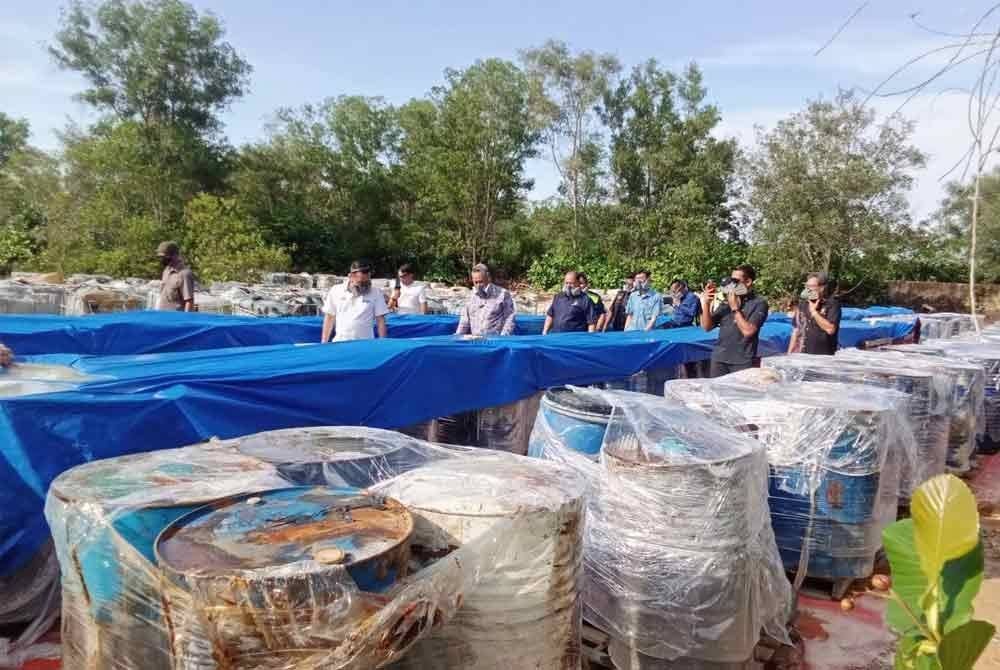 Terdapat sejumlah lebih kurang 800 tong drum dan IBC tank yang dipercayai mengandungi sisa kimia yang dilupuskan secara haram di kedua-dua lokasi tersebut yang terlindung di sebalik tembok yang berketinggian lebih kurang tiga meter.