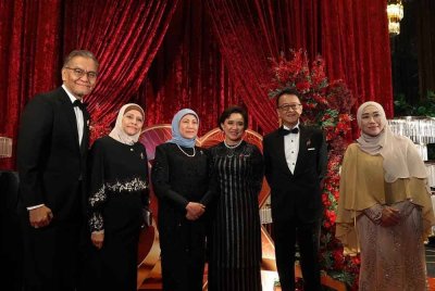 Dari kiri, Dr Dzulkefly; isteri, Datin Seri Azlin Hezri; Menteri Pembangunan Wanita, Keluarga dan Masyarakat, Nancy Shukri; Dr Adeeba; Pengasas dan Pengerusi Kumpulan Sunway, Tan Sri Dr Jeffrey Cheah; dan Timbalan Ketua Pengarah Kesihatan (Kesihatan Awam), Datuk Dr Norhayati Rusli.
