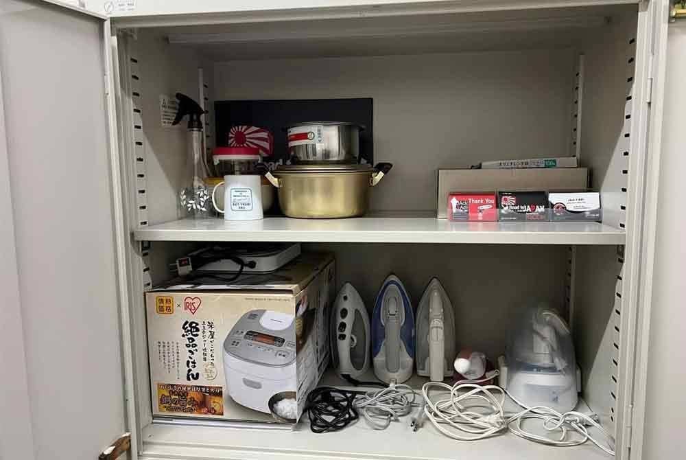 Barangan elektrik ditinggalkan di 'Halal Food Locker Osaka'.