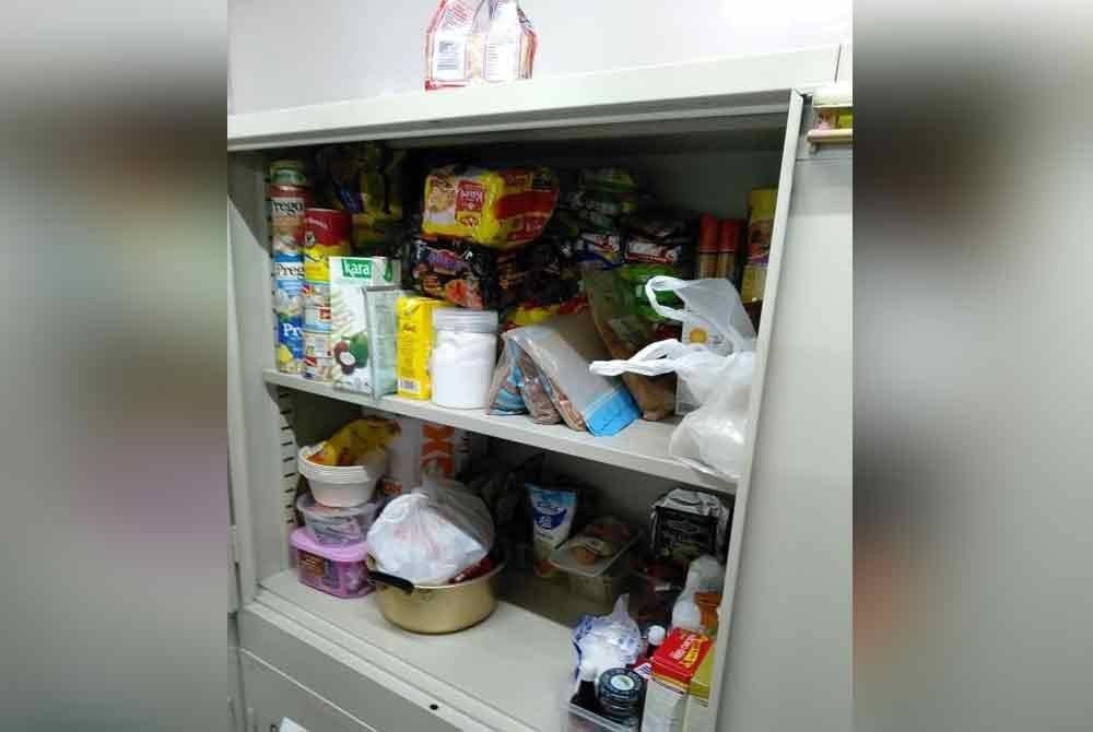 Barangan keperluan asas ditinggalkan di 'Halal Food Locker Osaka'.