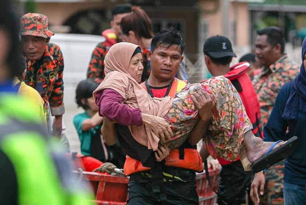 
SALAH satu Maqasid Syariah adalah menjaga nyawa. Ketika bencana alam seperti banjir menimpa, cubalah beri bantuan kepada mereka yang memerlukan. Foto Bernama