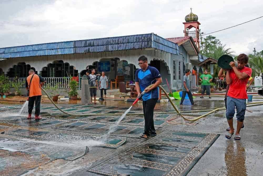 
ORANG ramai bergotong-royong membersihkan Masjid Pasir Simpul, Hulu Terengganu yang turut terkesan banjir baru-baru ini. Foto Bernama