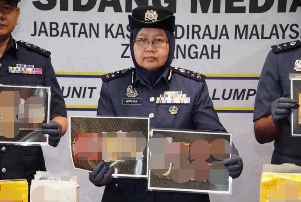 Pemeriksaan lanjut menemukan peket plastik berwarna putih yang disembunyikan dalam beberapa kotak makanan dan bungkusan minuman pracampuran.