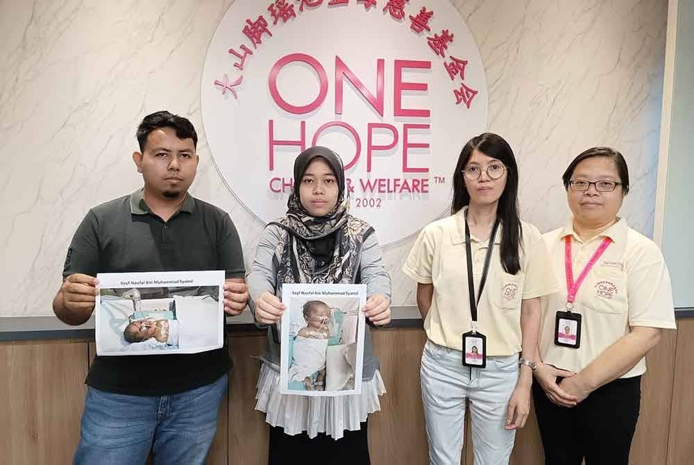 Muhammad Syamil (kiri) dan isterinya, Fatin Nadhirah ketika mendapatkan bantuan One Hope Charity & Welfare untuk mengumpul dana bagi menjalankan pembedahan terhadap anak mereka.