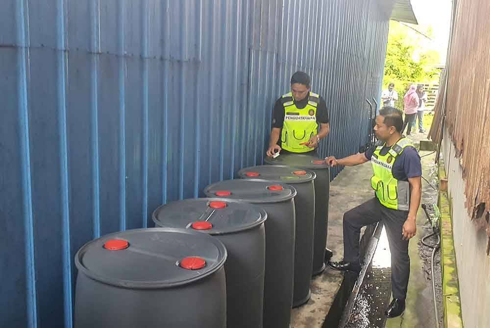 Lima tong plastik yang mengandungi cecair dipercayai alkohol turut ditemui di stor berkenaan.