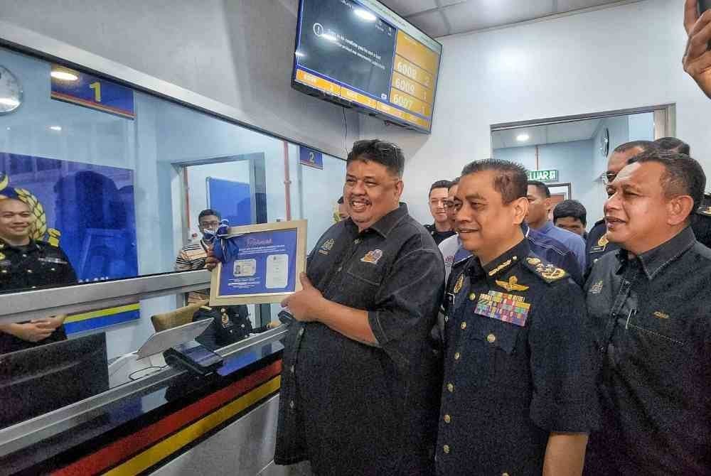 Aedy Fadly (dua dari kiri) mengiringi Ab Rauf (kiri) melawat Cawangan JPJ yang baharu di Masjid Tanah.
