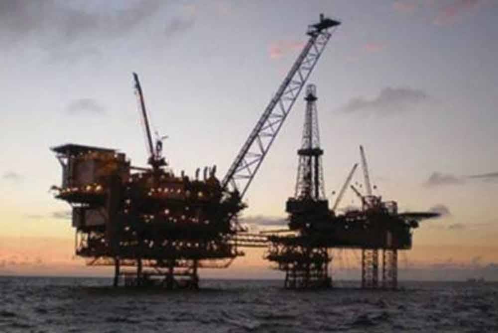 BMI menyemak turun harga purata tahunan minyak mentah Brent pada AS$76 (RM336) setong bagi 2025 daripada AS$78 (RM345) setong, sebelum ini. Gambar hiasan