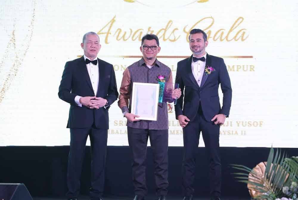 Fadillah (kiri) dan Nor Haimee (tengah) di Majlis Anugerah Kecemerlangan Perniagaan Bumiputera (BBEA) 2024.