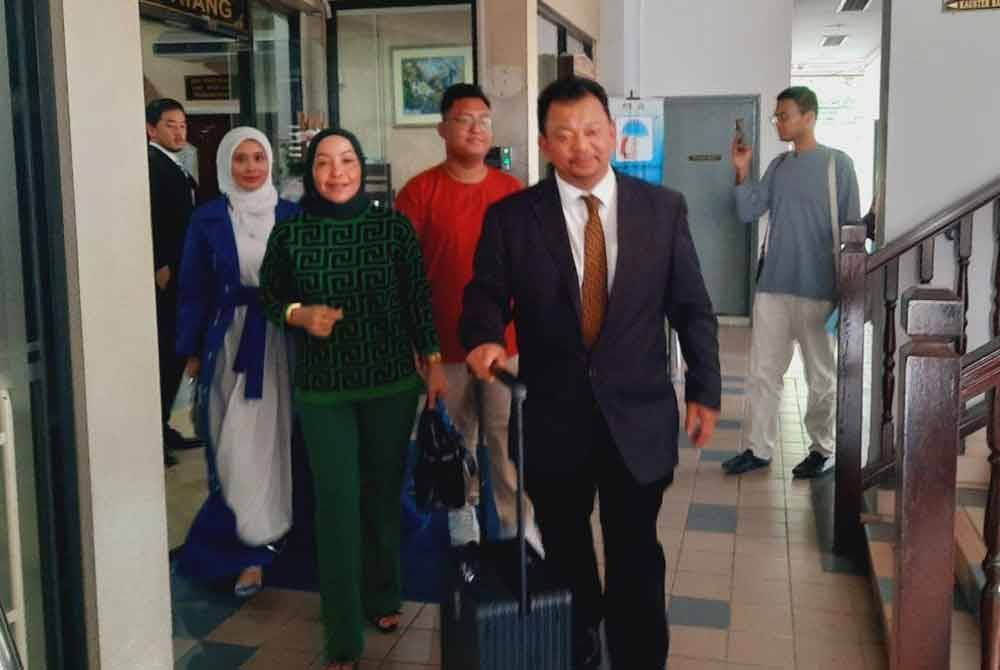 Mariyah (kiri) bersama peguamnya selepas membayar denda RM40,000.