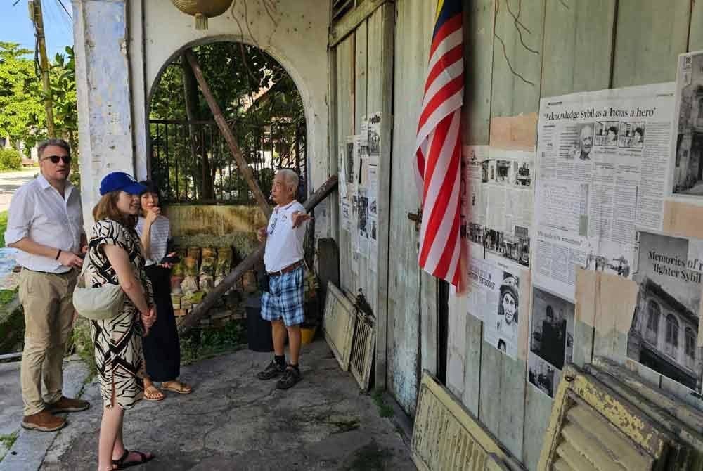 Kumpulan Imperial War Museum diketuai Carl Warner melawat rumah memorial Sybil Kathigasu yang menjadi hero ketika zaman Darurat.