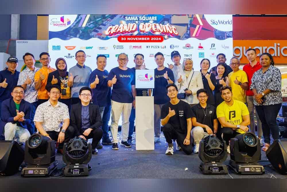 Chee Seng (belakang, tujuh dari kiri) bersama wakil semua jenama yang kini dibuka di SAMA Square pada acara pembukaan rasminya pada Sabtu lalu.