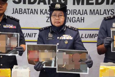 Pemeriksaan lanjut menemukan peket plastik berwarna putih yang disembunyikan dalam beberapa kotak makanan dan bungkusan minuman pracampuran.