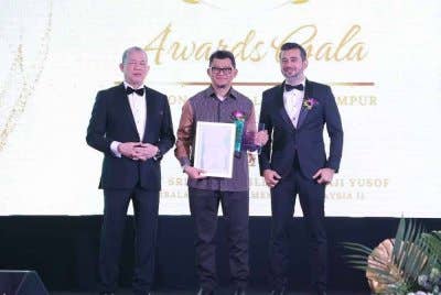 Fadillah (kiri) dan Nor Haimee (tengah) di Majlis Anugerah Kecemerlangan Perniagaan Bumiputera (BBEA) 2024.