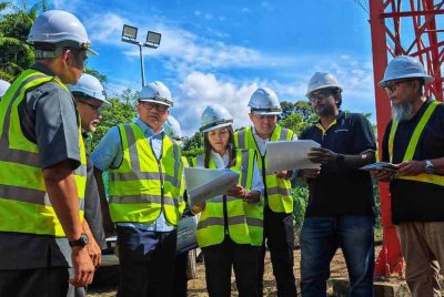 Nie Ching (empat dari kanan) bersama Yu Hui (tiga dari kanan) dan Fadzli (lima dari kanan) ketika meninjau tapak menara telekomunikasi di Kampung Tanjung Putus pada Jumaat.