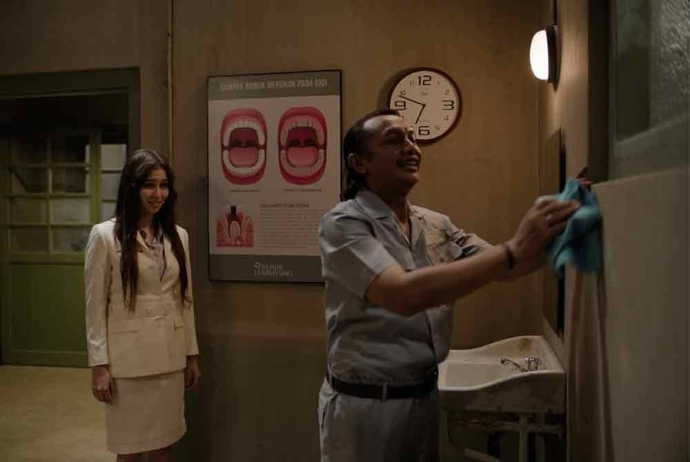 Anna tidak banyak berdialog dalam Lembayung.