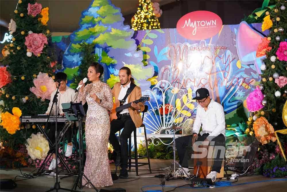 Persembahan nyanyian oleh band muzik. FOTO: SINAR HARIAN - MOHD HALIM ABDUL WAHID