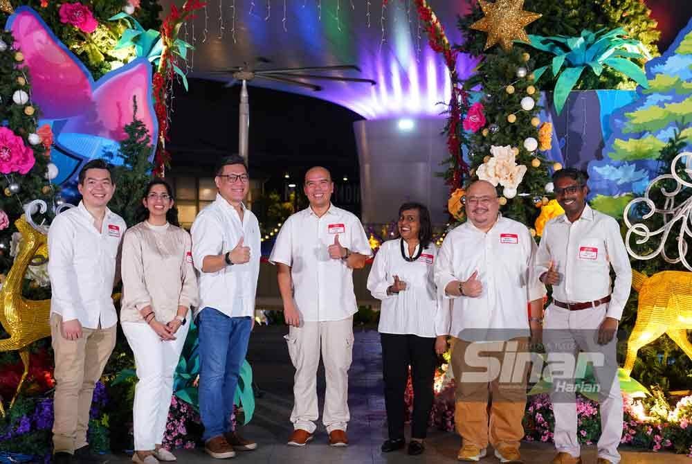 Mohd Azman (tengah) bersama pengurusan tertinggi My Town. FOTO: SINAR HARIAN - MOHD HALIM ABDUL WAHID