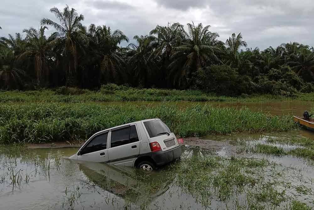 Keadaan kereta ketika ditemui berhampiran sungai di Sri Medan, Batu Pahat, Johor.