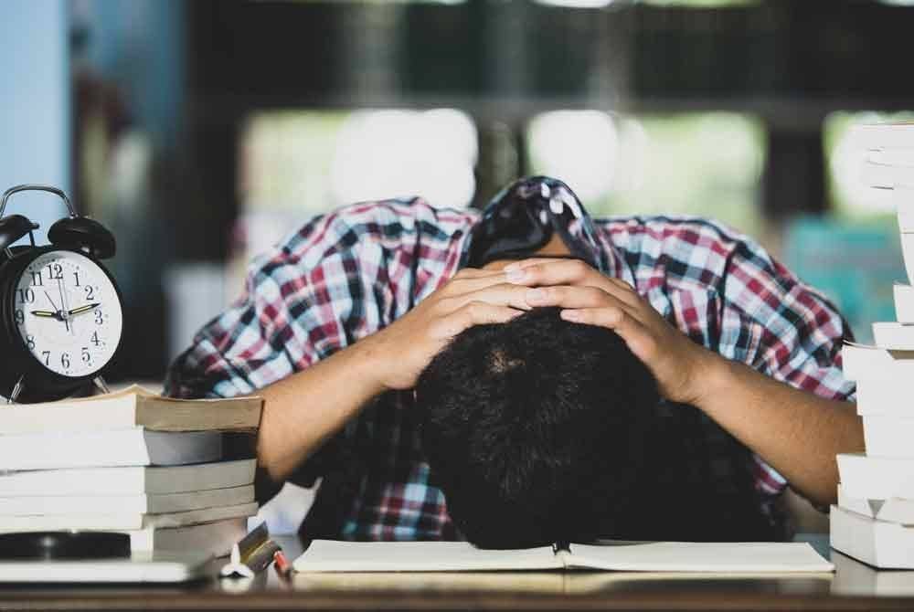 Statistik Kementerian Kesihatan Malaysia pada 2017 menyatakan hampir 30 peratus orang dewasa dan 12.1 peratus kanak-kanak mengalami masalah kesihatan mental. - Gambar hiasan