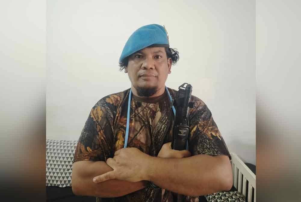 Bersama barang kesayangan yang diterima oleh Rosli setelah sah sebagai anggota Paskau masih disimpan dengan baik.