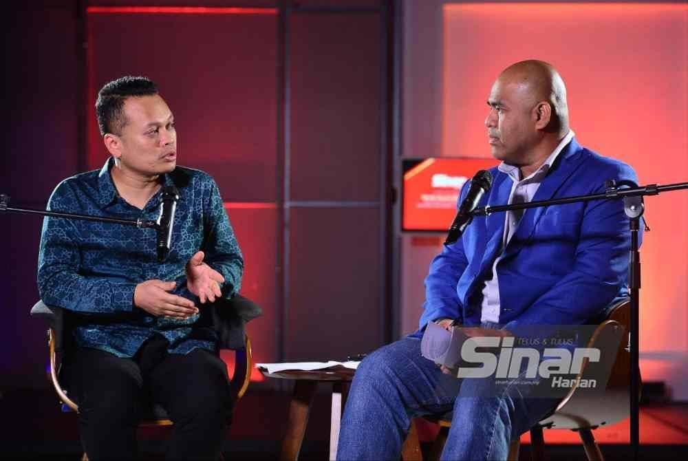 Nik Nazmi (kiri) ketika program Interviu yang dihoskan oleh Mohd Fazli di Studio F, Kompleks Kumpulan Karangkraf.