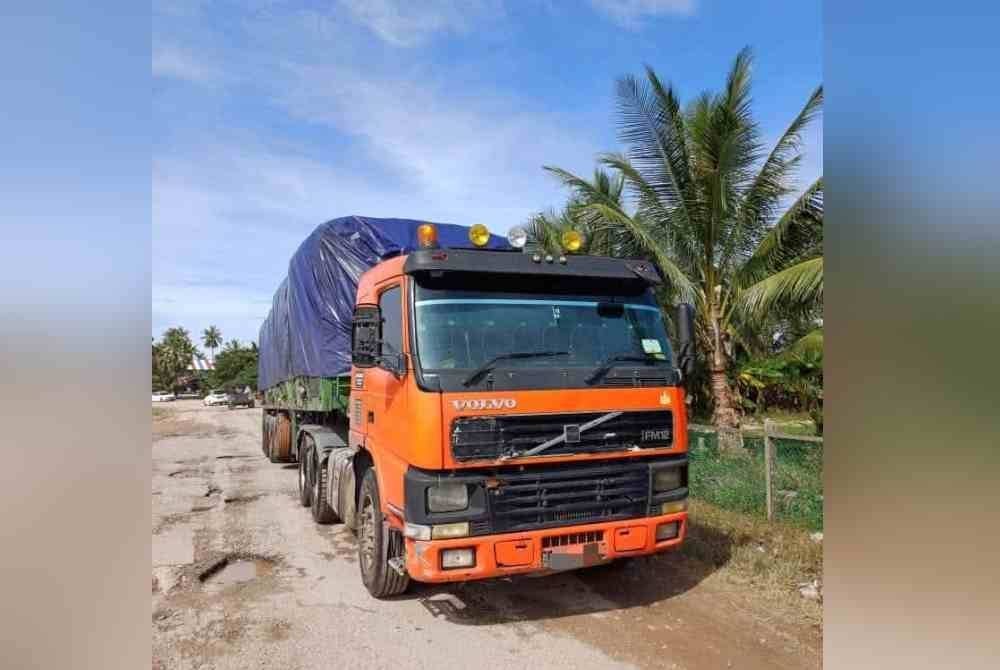 Cubaan menyeludup 82,000 kilogram kelapa ke negara jiran semasa kawasan Tumpat dilanda banjir berjaya digagalkan oleh Batalion 8 PGA Pengkalan Chepa Foto PGA