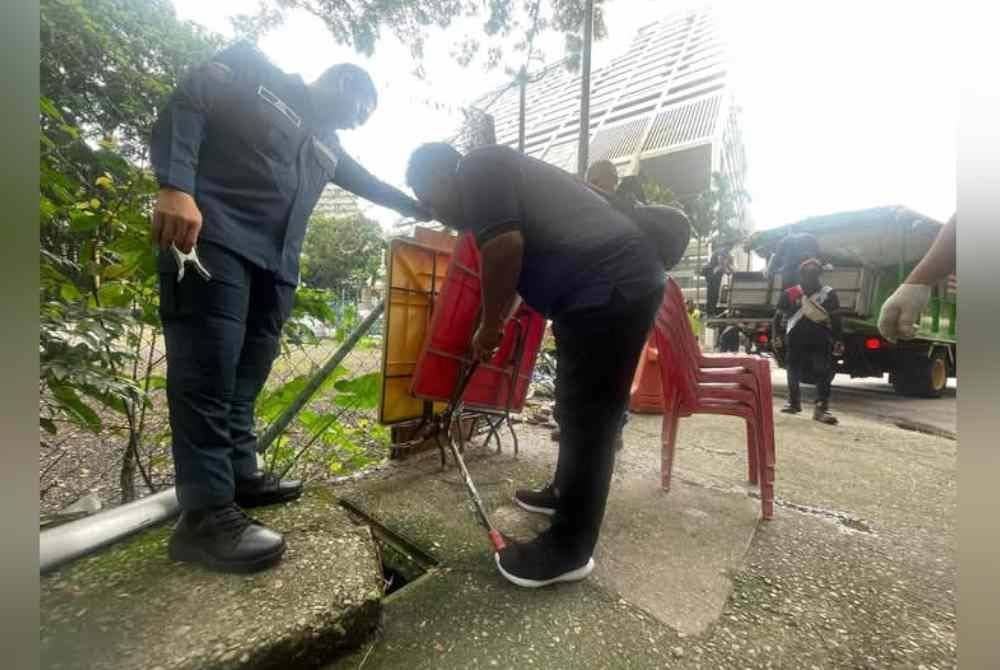 Antara barangan yang disita termasuk kerusi, meja plastik dan kanopi