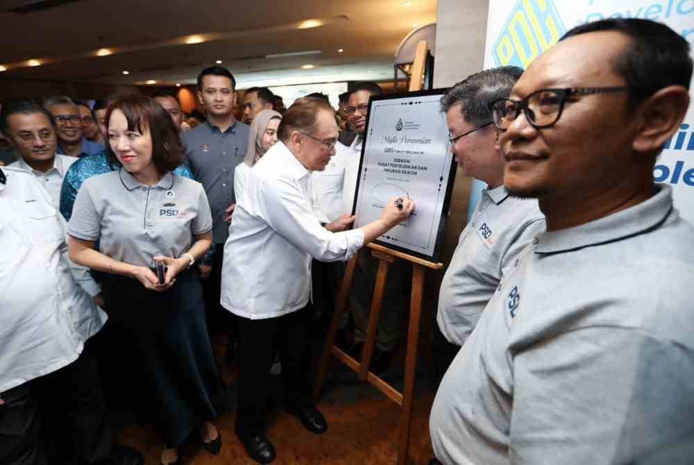 Anwar menandatangani plak pada Majlis Perasmian GBSTechSpace sebagai Pusat Penyelidikan dan Inkubasi Silikon di Hotel Eastin pada Sabtu.