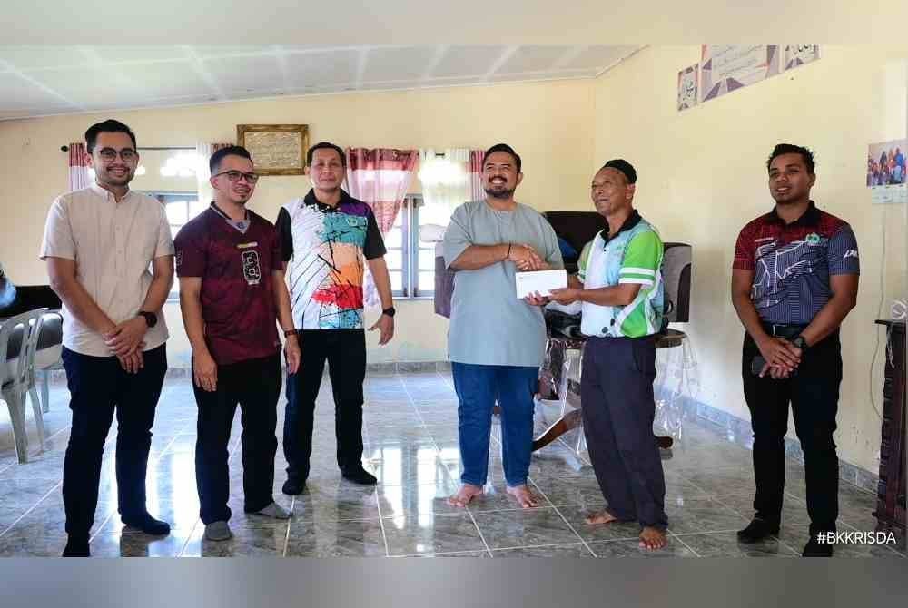 Manndzri (tiga dari kanan) menyampaikan bantuan tunai dan keperluan asas kepada kakitangan RISDA yang ditimpa bencana banjir di Terengganu dan Kelantan.