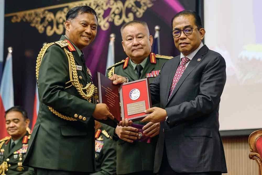 Menteri Pertahanan Datuk Seri Mohamed Khaled Nordin (kanan) menyampaikan 'National Resilience College (NRC) Award' kepada Briged Jeneral Mohd Shauari Mat Piah (kiri) pada Majlis Graduasi Pusat Pengajian Pertahanan Nasional (Puspahanas) 2024 di Auditorium Puspahanas pada Sabtu. Foto Bernama